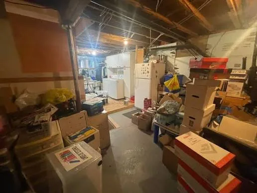 Sous-sol rempli de boîtes